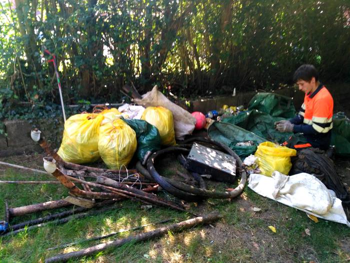 Beste 1.160 kilo hondakin jaso dira Oria ibaiaren bazterretatik