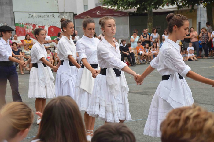 Soka dantzak jende ugari bildu du Errebote plazan - 36