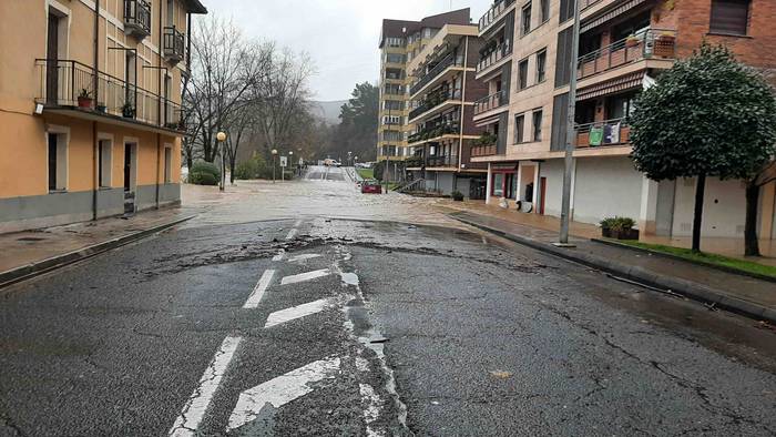 Urak eta lurrak gain hartu d 24 1639129525103