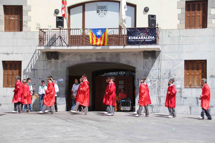 Emakumeak Adunako Axeri-dantzan, lehen aldiz - 101