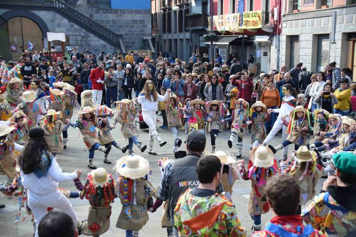 Dantzari txikiek Tolosako ka 25 1551531394709