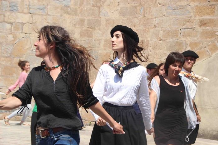 Emakumeak dantzari, lehenengo aldiz soka dantzan - 51