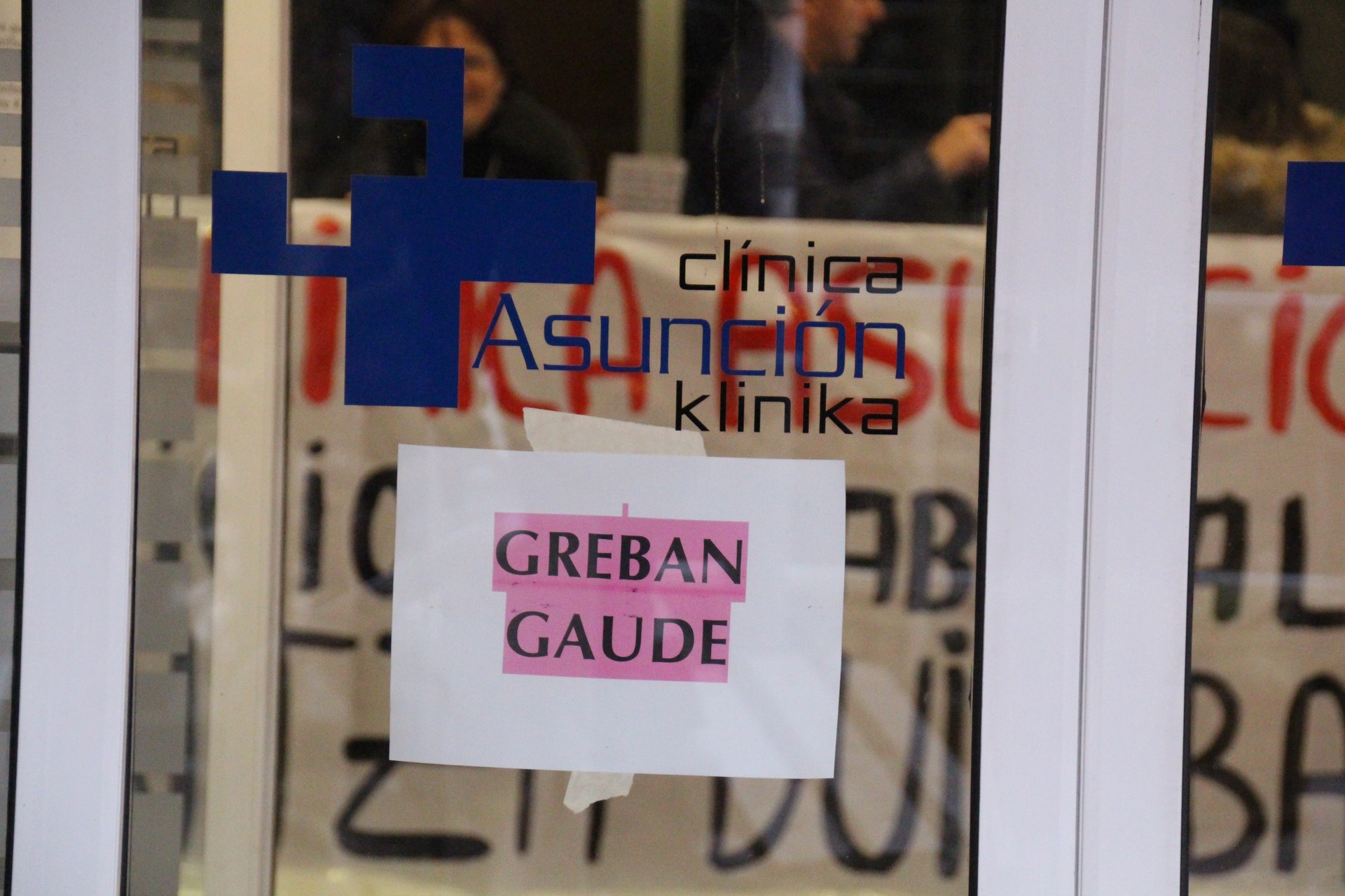Jarraipenarekin "gustura", baina gutxieneko zerbitzuekin ez