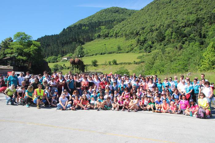 Eskuak batuta, desio bakarre 36 1528640729087