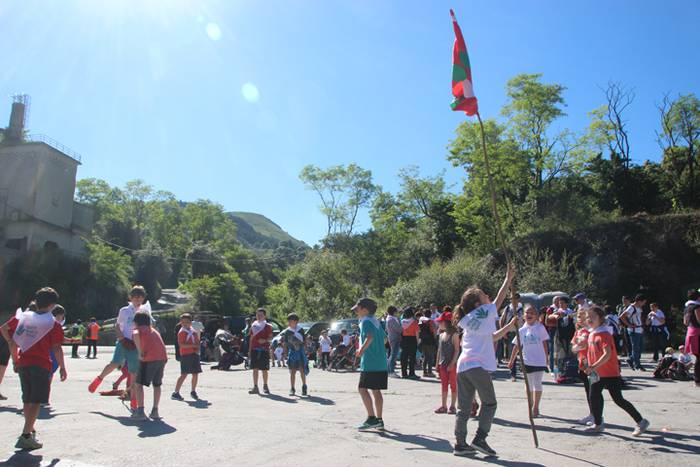 Eskuak batuta, desio bakarre 22 1528640612873