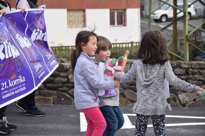 Eskuz esku ibili dute lekuko 20 1555085924526