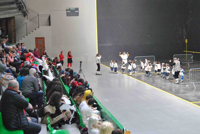 Euskal mitologiaz jantzi da  1 1582282565184