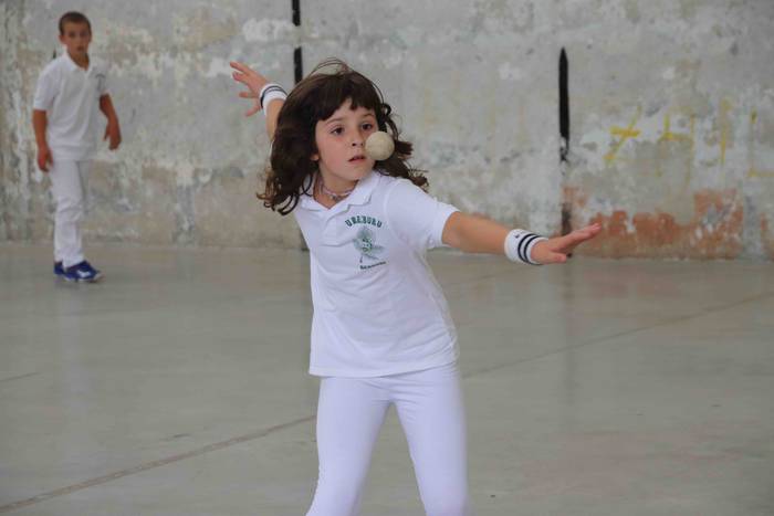 Zuriz jantzi zen Berrobiko f 16 1567409255456