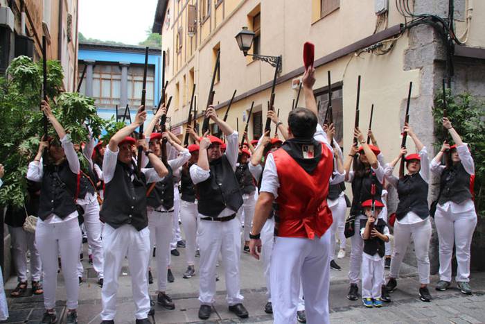 Santuek eta dantzariek poztu 100 1498312734212