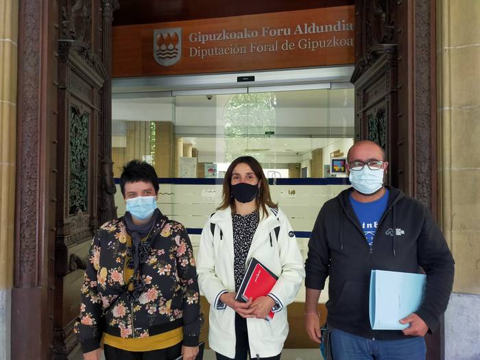 Udal ordezkariak Aldundiko Kirol saileko arduradunekin bildu dira Olaederra kiroldegiko inbertsioei buruz hitz egiteko