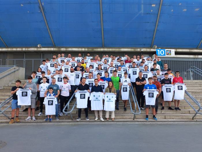 Sei herri eskuz, eta hiru gomazko paletan