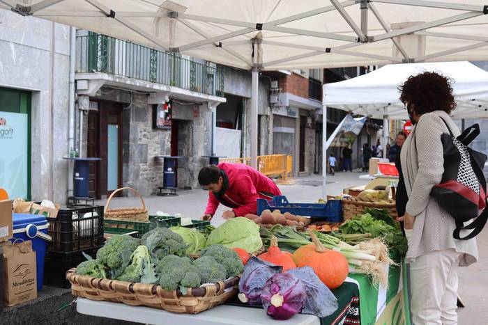 Lehen azoka ekologikoa egin  3 1635685243627