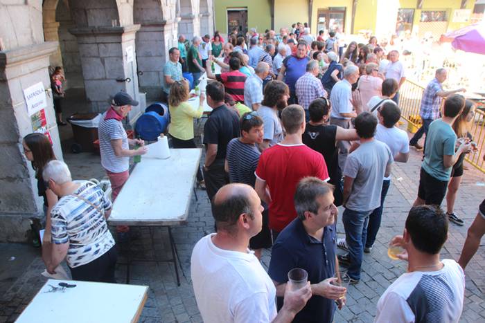 Haurrak jolasean, helduak jan eta edanean 52 1468672319887