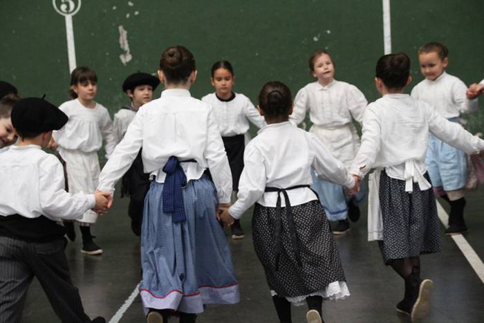 Bukalaik dantzari txikiz bet 38 1525522150446