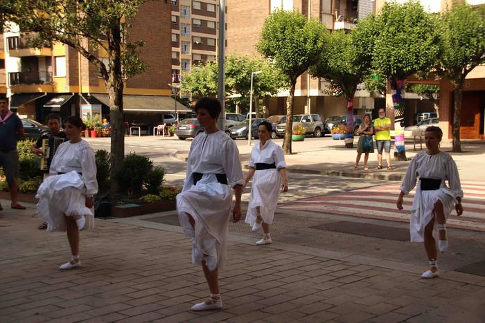 Helduenei dantza eginez hasi 5 1564057630172