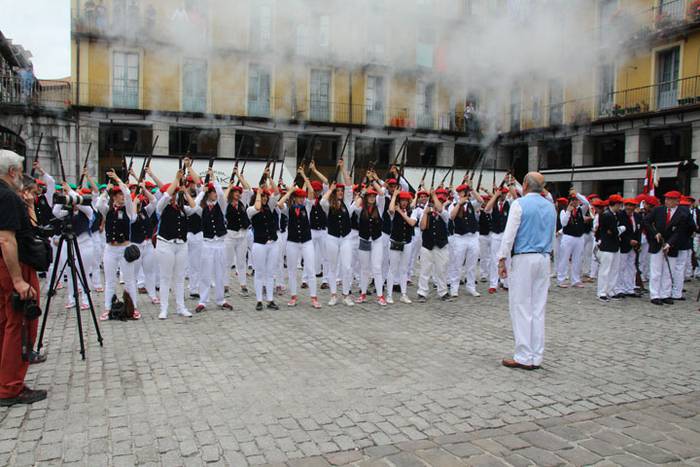 Santuek eta dantzariek poztu 162 1498313079591