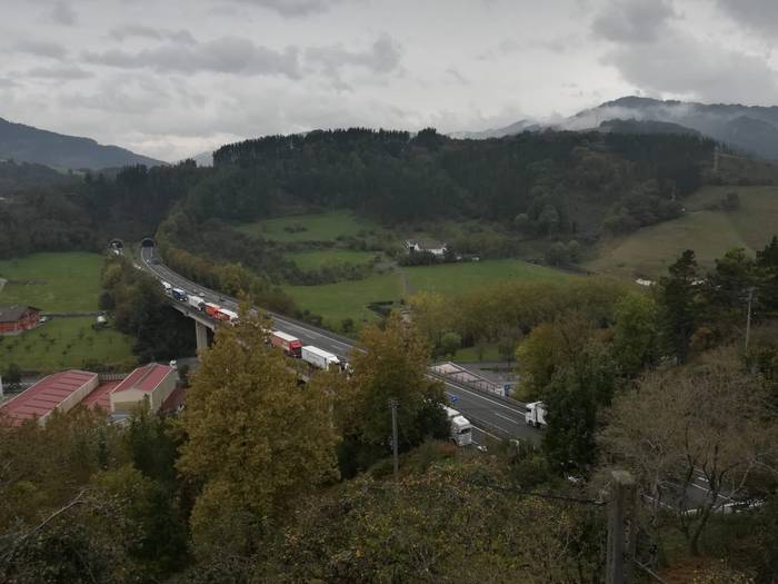 Zabaldu dituzte bi errailak N-1 errepidean