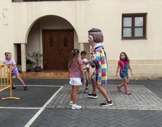 Pello Joxepe udaletxeko balkoian da dagoeneko