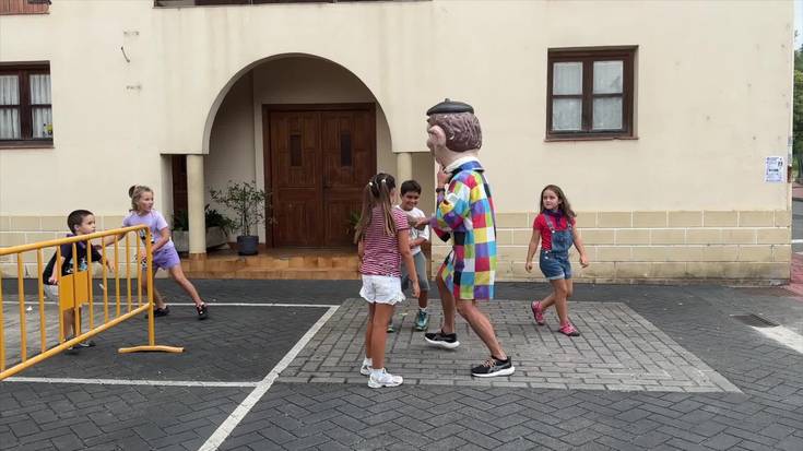 Pello Joxepe udaletxeko balkoian da dagoeneko