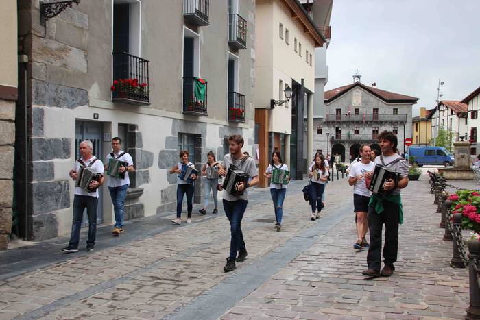 Asteasun festak apurtu du "n 33 1593430423718