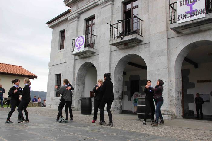 Emakumeek dantzan jarri dute 16 1552145613634