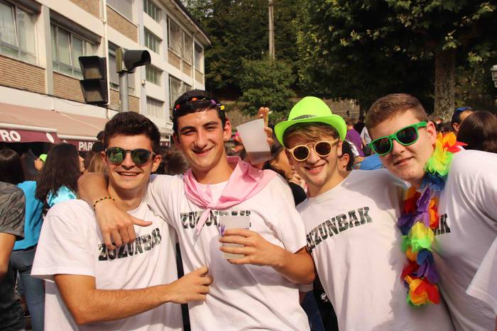 Kalean gora eta behera, kuad 90 1564506846654