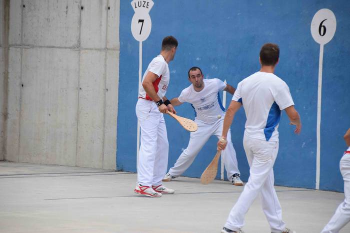 Txapelak jantzi dituzte 52.  19 1627714819574