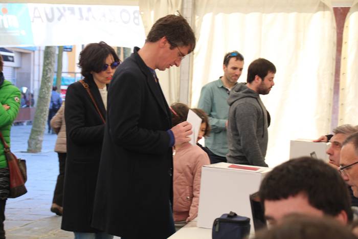 Aurpegi ezagunak bozka emate 33 1489931216953