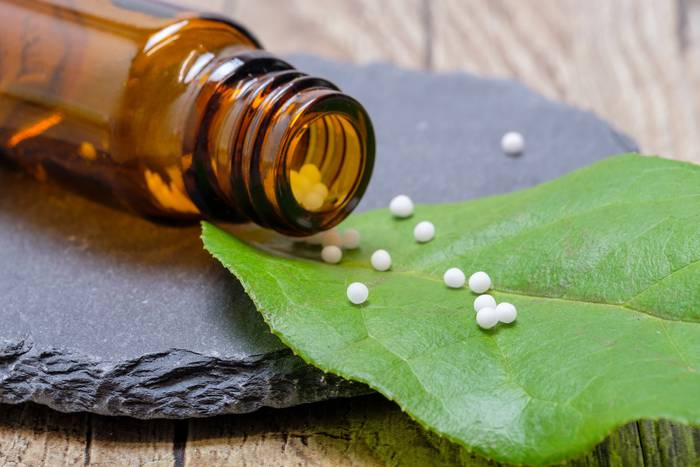 Homeopatiak alfonbra azpian ezkutatzen zuena