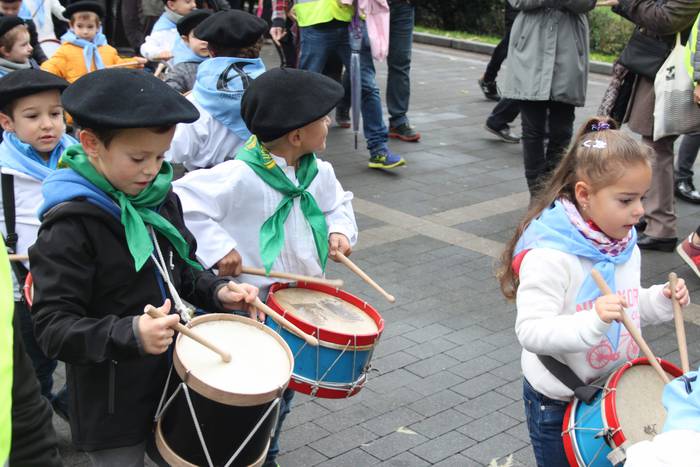 Larramendi auzoko danborrada 13 1540643487315