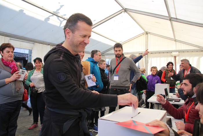 Aurpegi ezagunak bozka emate 11 1489931094903