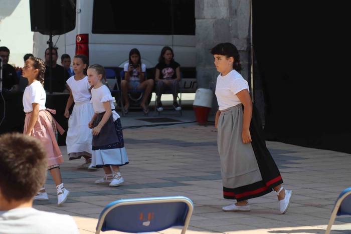 Dantzan igaro dute goiza Liz 36 1630841481617