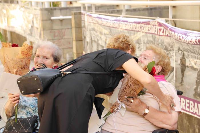 Helduenei dantza eginez hasi 24 1564057643977