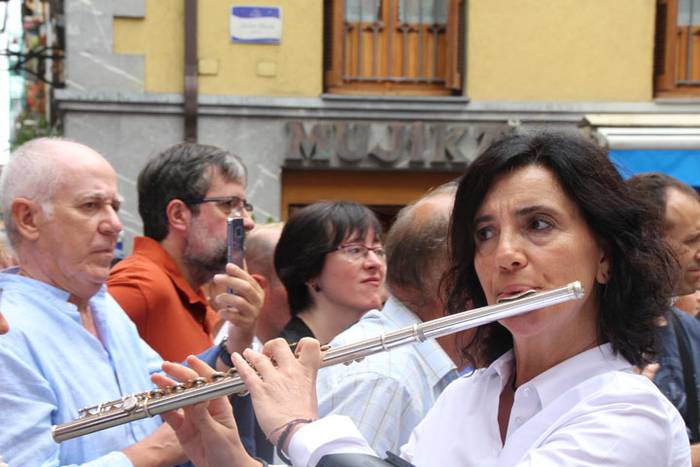 Santuek eta dantzariek poztu 74 1498312583699