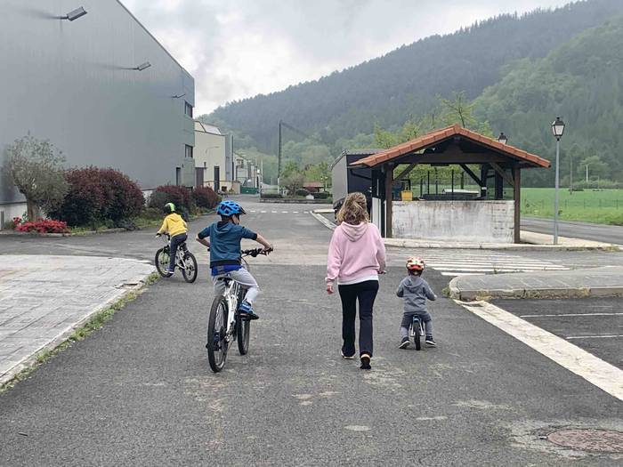 Haurrak kalera atera dira 9 1587900341586