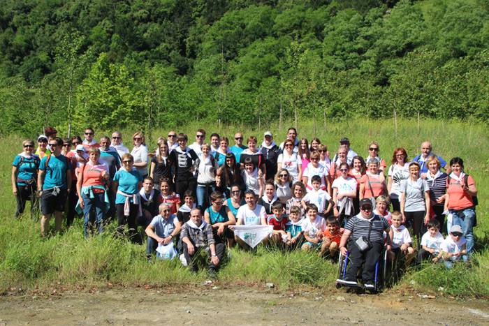 Eskuak batuta, desio bakarre 40 1528640762206