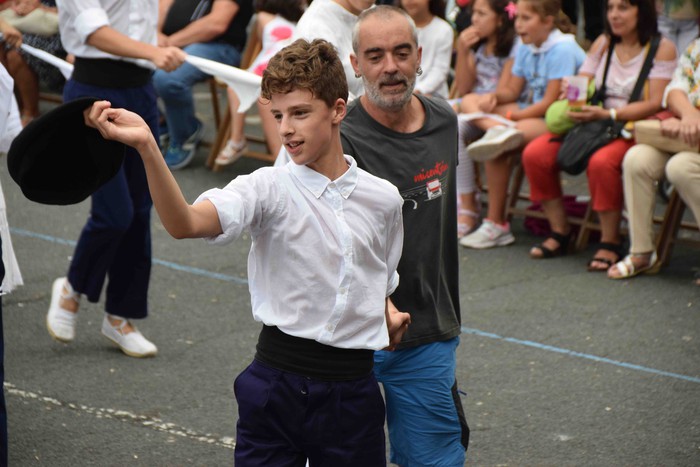 Soka dantzak jende ugari bildu du Errebote plazan - 108