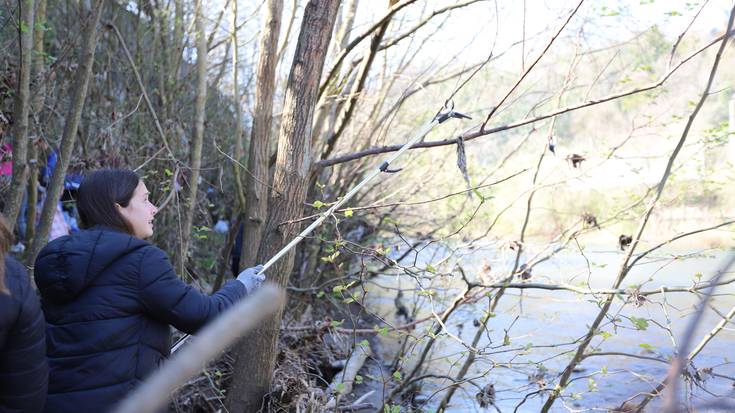 Garbiketa lanak egiten ari dira ibaiertzetan