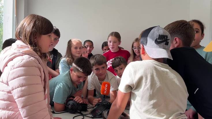 Zaldibiako Lardizabal eskolako haurrak 'Txoria txori' abesten