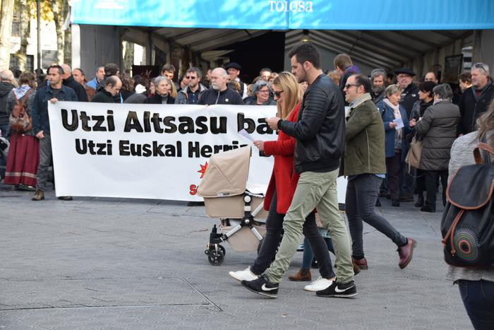 Altsasu bakean uzteko eskatu dute