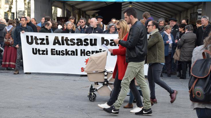 Altsasu bakean uzteko eskatu dute