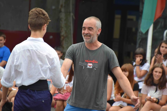 Soka dantzak jende ugari bildu du Errebote plazan - 52