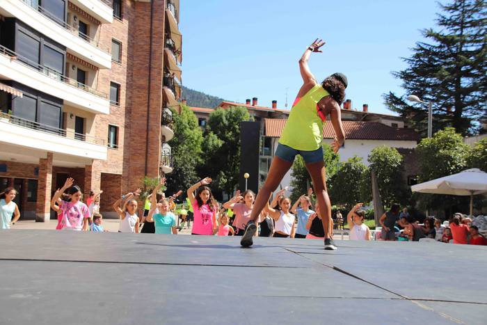Zumba klase herrikoia Santio 22 1658941186012