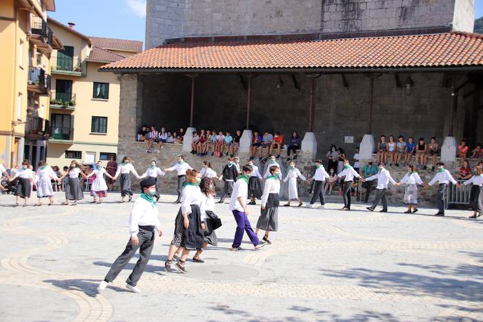 Berriro ere elkarri eskutik  41 1632576980253