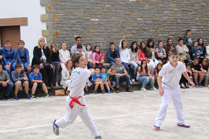 Jaietako egun handia ospatzen ari dira Asteasun 49 1467203832597