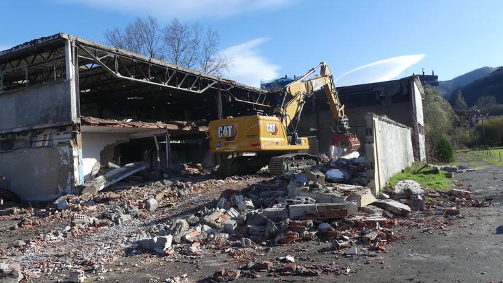 Gráficas Leizaola zenaren pabilioiak eraisten hasi dira