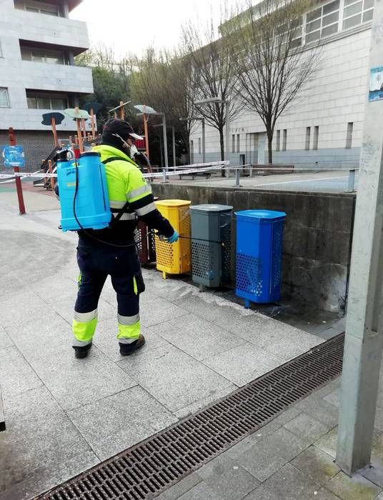 Kale garbiketako udal brigada Amasa-Villabonako kaleak desinfektatzen ari da