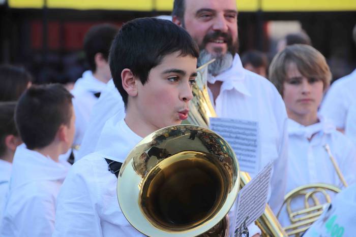 Banda Topaketa AV400Urte 9 1553970382524