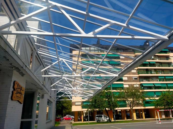 Fleming eskola publikoko ikasleek estalpe berria estreinatuz hasi dute ikasturtea