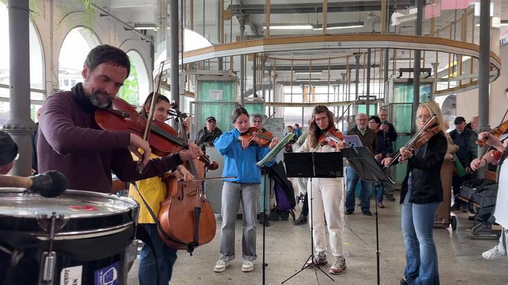 Poza partitu dute musikariek